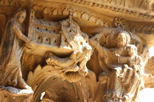 Un capitello raffigurante leggenda del Duomo di Monreale